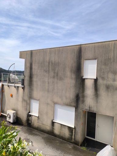 Nettoyage de façade de villa avant intervention par Droniclean à Nîmes