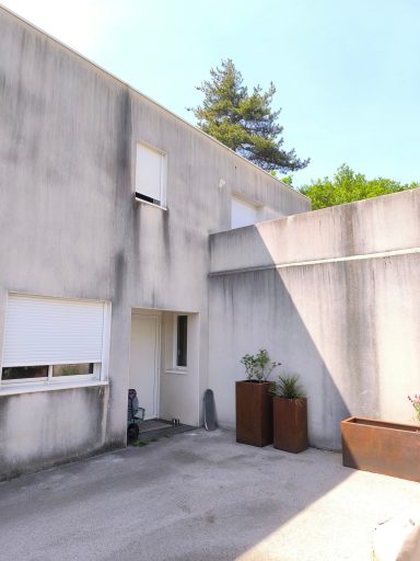 Avant nettoyage façade maison à Nîmes