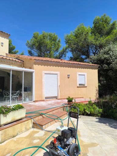Façade de maison nettoyée dans le Gard